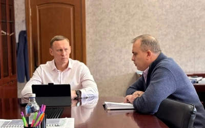 Глава Вяземского округа Олег Смоляков встретился с депутатом Вяземского окружного Совета Ренатом Чурбановым